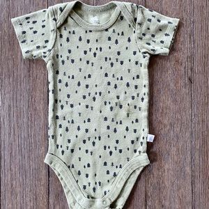 4/$10 Just Born onesie bodysuit 6-9 month